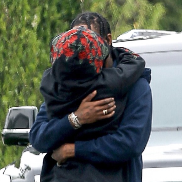 Travis Scott embrasse, câline et touche les fesses de sa petite amie Kylie Jenner devant son domicile avant de partir pour l'aéroport de LAX à Los Angeles. Le couple semble avoir du mal à se quitter et Travis offre une peinture à sa bien aimée avant de monter dans la voiture. le 31 mai 2017