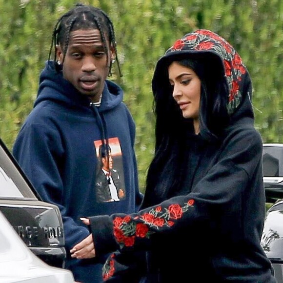 Travis Scott embrasse, câline et touche les fesses de sa petite amie Kylie Jenner devant son domicile avant de partir pour l'aéroport de LAX à Los Angeles. Le couple semble avoir du mal à se quitter et Travis offre une peinture à sa bien aimée avant de monter dans la voiture. le 31 mai 2017