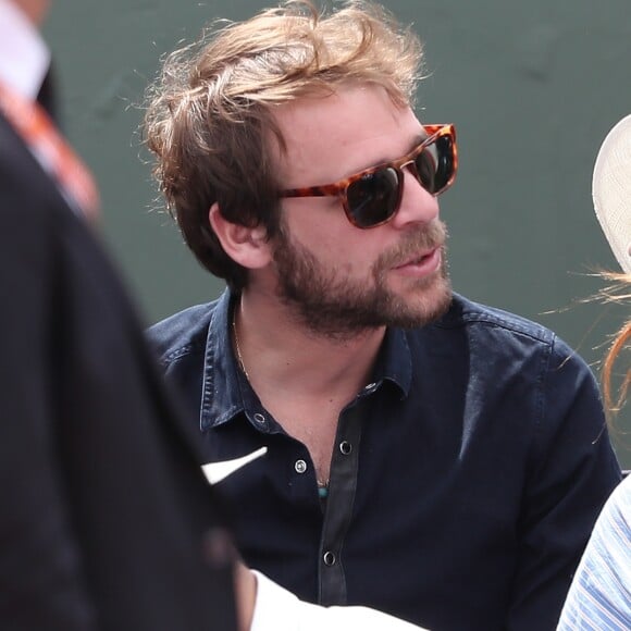 Cyril Mokaiesh et sa compagne Elodie Frégé dans les tribunes des Internationaux de Tennis de Roland Garros à Paris le 7 juin 2017 © Cyril Moreau-Dominique Jacovides/Bestimage