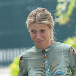 Gwyneth Paltrow porte une attelle à la jambe alors qu'elle se promène à Los Angeles, le 26 mai 2017.