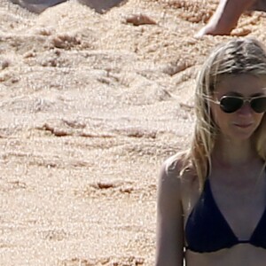 Gwyneth Paltrow profite d'une belle journée ensoleillée avec son compagnon Brad Falchuk sur une plage à  Cabo San Lucas au Mexique, le 2 avril 2017
