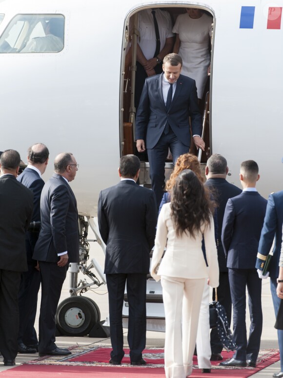 Le président français Emmanuel Macron, sa femme la première dame Brigitte Macron (Trogneux) à leur arrivée à l'aéroport international de Rabat-Salé pour leur premier voyage offi­ciel au Maroc, le 14 juin 2017. © Pierre Perusseau/Bestimage