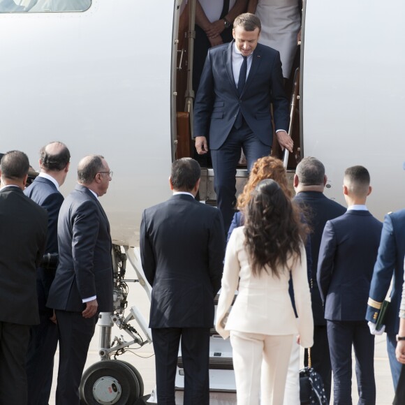Le président français Emmanuel Macron, sa femme la première dame Brigitte Macron (Trogneux) à leur arrivée à l'aéroport international de Rabat-Salé pour leur premier voyage offi­ciel au Maroc, le 14 juin 2017. © Pierre Perusseau/Bestimage