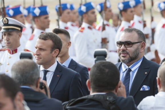 Le président français Emmanuel Macron et le roi Mohammed VI du Maroc devant une haie d'honneur de la garde royale - Le couple présidentiel est arrivé à l'aéroport international de Rabat-Salé pour son premier voyage offi­ciel au Maroc, le 14 juin 2017. © Pierre Perusseau/Bestimage