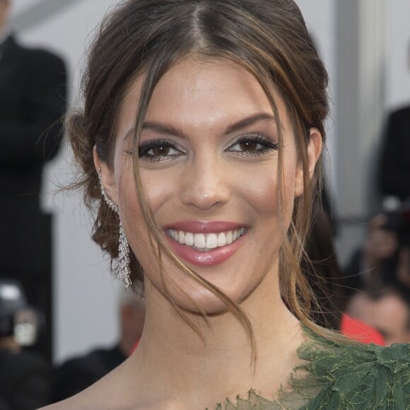 Iris Mittenaere (Miss France et Miss Univers 2016) à la montée des marches du film "Les Proies (The Beguiled)" lors du 70ème Festival International du Film de Cannes, le 24 mai 2017. © Pierre Perusseau/Bestimage