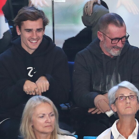 Antoine Griezmann avec son père Alain (attelles aux doigts de la main droite) lors du match de finale du mondial de handball, France - Norvège à l'AccorHotels Arena à Paris, France, le 29 janvier 2017. La France remporte le match 33-26. L'équipe de France décroche son 6ème titre mondial. © Cyril Moreau/Bestimage  25th IHF Men's World Championship 2017 Final between France and Norway at Accorhotels Arena in Paris, France on January 29, 2017. France won 33-26 and the sixth handball world title.29/01/2017 - Paris