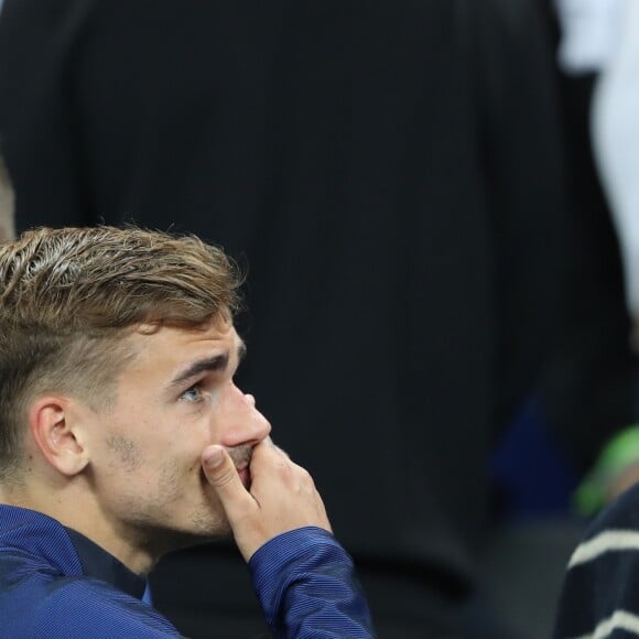 Antoine Griezmann avec ses parents Alain et Isabelle - Les joueurs retrouvent leur famille dans les tribunes à la fin du match de quart de finale de l'UEFA Euro 2016 France-Islande au Stade de France à Saint-Denis le 3 juillet 2016. © Cyril Moreau / Bestimage