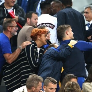 Antoine Griezmann avec ses parents Alain et Isabelle et sa compagne Erika Choperena - Les joueurs retrouvent leur famille dans les tribunes à la fin du match de quart de finale de l'UEFA Euro 2016 France-Islande au Stade de France à Saint-Denis le 3 juillet 2016. © Cyril Moreau / Bestimage