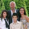 Frank Leboeuf, sa femme Betty et leurs enfant Hugo et Jade à Disney Village le 27 juin 2004