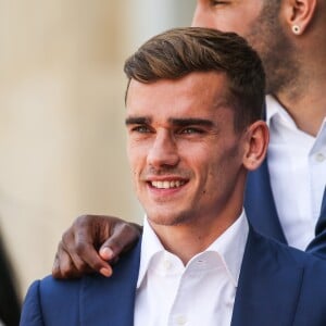 Antoine Griezmann - François Hollande reçoit l'équipe de France de football après la défaite en finale de l'Euro contre le Portugal au Palais de l'Elysée à Paris le 11 juillet 2016. © Cyril Moreau/Bestimage François Hollande receives the France team football after the final defeat of the Euro against Portugal at the Elysee Palace in Paris July 11, 2016 .11/07/2016 - Paris