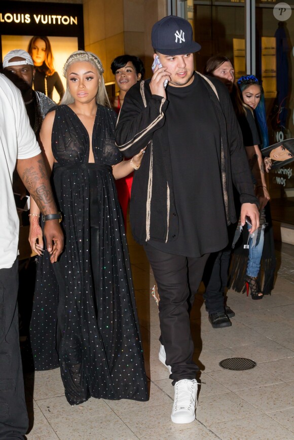 Blac Chyna enceinte et Rob Kardashian sortent de la soirée pour le lancement de son application "Chymoji" au Hard Rock Cafe à Hollywood, le 11 mai 2016. © CPA/Bestimage