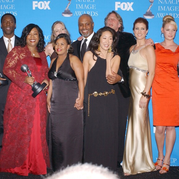 Le casting de la série Grey's Anatomy, lors du 37e NAACP Image Awards au Shrine Auditorium à Los Angeles, le 25 février 2006. Photo de Lionel Hahn/ABACAPRESS.COM