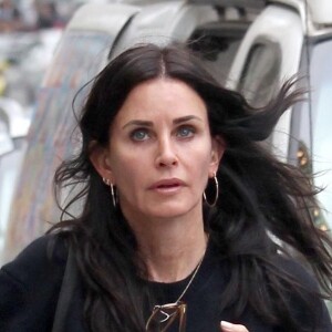 Exclusif - Courteney Cox porte une grande housse à vêtements de la marque Céline dans les rues de Beverly Hills, le 6 juin 2017