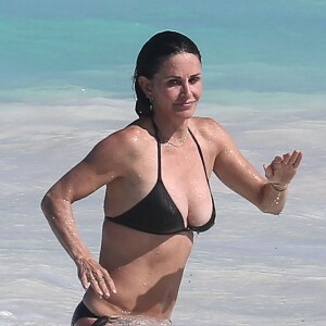 Exclusif - Courteney Cox se baigne avec sa fille Coco Arquette aux Bahamas le 4 avril 2017.