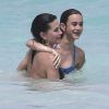 Exclusif - Courteney Cox se baigne avec sa fille Coco Arquette le premier jour de leur arrivée aux Bahamas le 2 avril 2017.