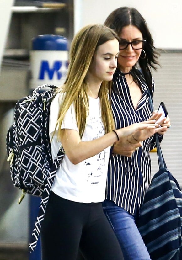 Exclusif - Courtney Cox et sa fille Coco Arquette à l'aéroport de Miami le 30 mars 2017.