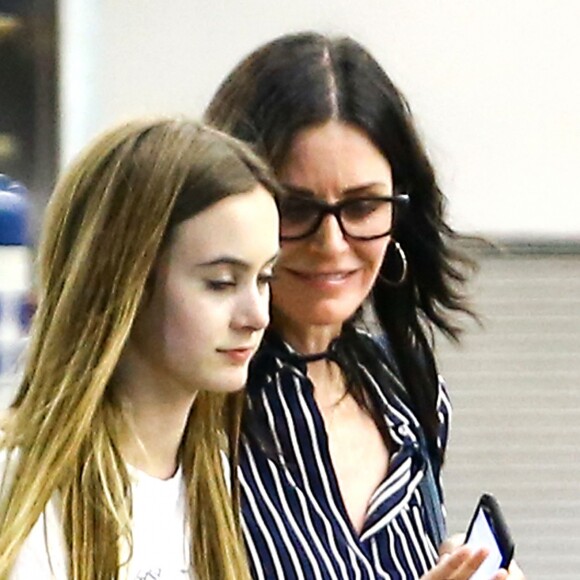 Exclusif - Courtney Cox et sa fille Coco Arquette à l'aéroport de Miami le 30 mars 2017.