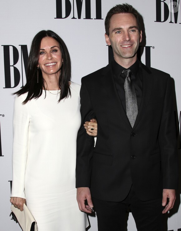 Courteney Cox et son fiancé Johnny McDaid lors des la 64e soirée annuelle des BMI Pop Awards au Beverly Wilshire Four Seasons Hotel à Los Angeles, le 10 mai 2016.