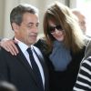 L'ancien président Nicolas Sarkozy et sa femme Carla Bruni-Sarkozy votent pour le premier tour des élections présidentielles au lycée La Fontaine à Paris le 23 avril 2017.