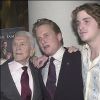 Kirk, Michael et Cameron Douglas à la première du film "Une si belle famille" à New York le 14 avril 2003