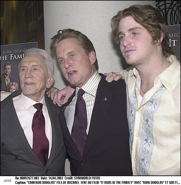 Kirk, Michael et Cameron Douglas à la première du film "Une si belle famille" à New York le 14 avril 2003