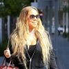 Mariah Carey, son sac Hermès Birkin à la main, se promène avec des amis à Beverly Hills, le 25 mai 2017.