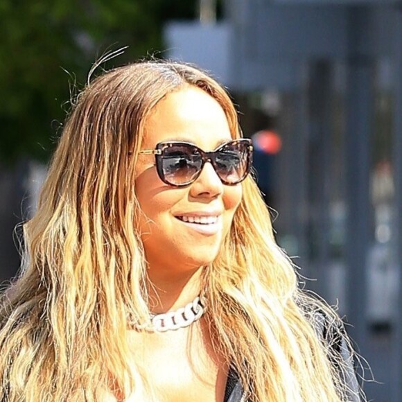 Mariah Carey, son sac Hermès Birkin à la main, se promène avec des amis à Beverly Hills, le 25 mai 2017.
