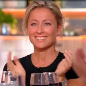 Anne-Sophie Lapix émue aux larmes pour sa dernière dans C à Vous, sur France 5 le 23 juin 2017.