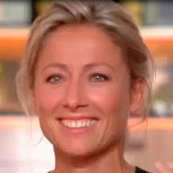 Anne-Sophie Lapix émue aux larmes pour sa dernière dans C à Vous, sur France 5 le 23 juin 2017.