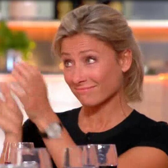 Anne-Sophie Lapix émue aux larmes pour sa dernière dans C à Vous, sur France 5 le 23 juin 2017.