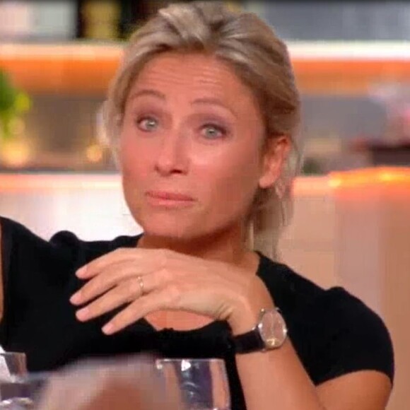 Anne-Sophie Lapix émue aux larmes pour sa dernière dans C à Vous, sur France 5 le 23 juin 2017.