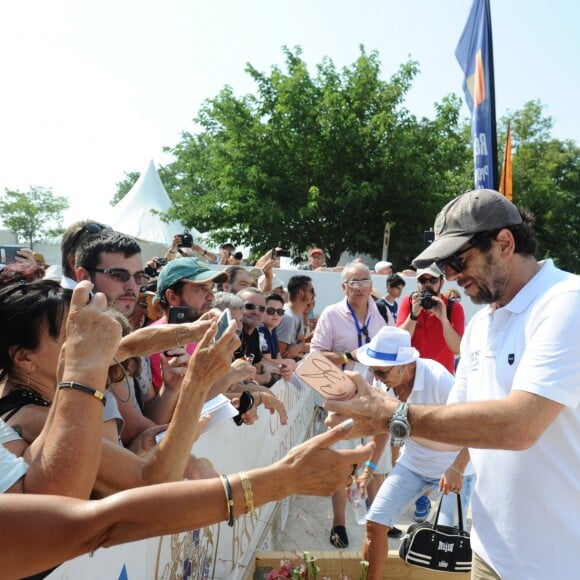 Patrick Bruel signe des autographes, devant Jean-Pierre Castaldi - Tournoi de pétanque "Grand Prix des Personnalités" à L'Isle-sur-la-Sorgue le 24 juin 2017 © Eric Etten / Bestimage