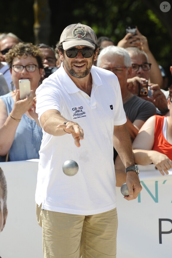 Patrick Bruel lors du tournoi de pétanque "Grand Prix des Personnalités" à L'Isle-sur-la-Sorgue le 24 juin 2017 © Eric Etten / Bestimage
