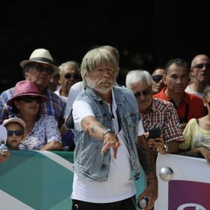 Le chanteur Renaud lors du tournoi de pétanque "Grand Prix des Personnalités" à L'Isle-sur-la-Sorgue le 24 juin 2017, dont il était le parrain. © Eric Etten / Bestimage