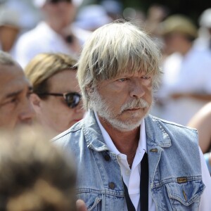 Le chanteur Renaud lors du tournoi de pétanque "Grand Prix des Personnalités" à L'Isle-sur-la-Sorgue le 24 juin 2017, dont il était le parrain. © Eric Etten / Bestimage