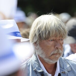 Le chanteur Renaud lors du tournoi de pétanque "Grand Prix des Personnalités" à L'Isle-sur-la-Sorgue le 24 juin 2017, dont il était le parrain. © Eric Etten / Bestimage