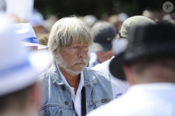 Le chanteur Renaud lors du tournoi de pétanque "Grand Prix des Personnalités" à L'Isle-sur-la-Sorgue le 24 juin 2017, dont il était le parrain. © Eric Etten / Bestimage