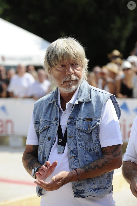 Le chanteur Renaud lors du tournoi de pétanque "Grand Prix des Personnalités" à L'Isle-sur-la-Sorgue le 24 juin 2017, dont il était le parrain. © Eric Etten / Bestimage