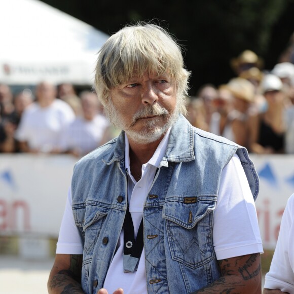 Le chanteur Renaud lors du tournoi de pétanque "Grand Prix des Personnalités" à L'Isle-sur-la-Sorgue le 24 juin 2017, dont il était le parrain. © Eric Etten / Bestimage