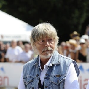 Le chanteur Renaud lors du tournoi de pétanque "Grand Prix des Personnalités" à L'Isle-sur-la-Sorgue le 24 juin 2017, dont il était le parrain. © Eric Etten / Bestimage