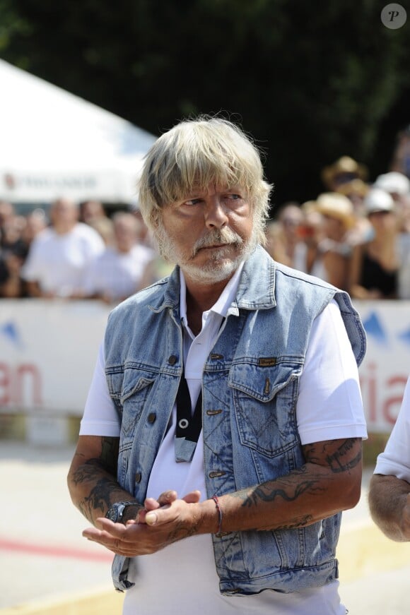 Le chanteur Renaud lors du tournoi de pétanque "Grand Prix des Personnalités" à L'Isle-sur-la-Sorgue le 24 juin 2017, dont il était le parrain. © Eric Etten / Bestimage