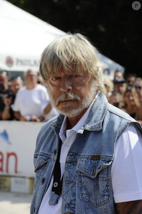Le chanteur Renaud lors du tournoi de pétanque "Grand Prix des Personnalités" à L'Isle-sur-la-Sorgue le 24 juin 2017, dont il était le parrain. © Eric Etten / Bestimage