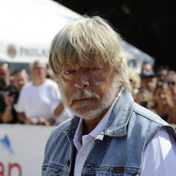 Le chanteur Renaud lors du tournoi de pétanque "Grand Prix des Personnalités" à L'Isle-sur-la-Sorgue le 24 juin 2017, dont il était le parrain. © Eric Etten / Bestimage