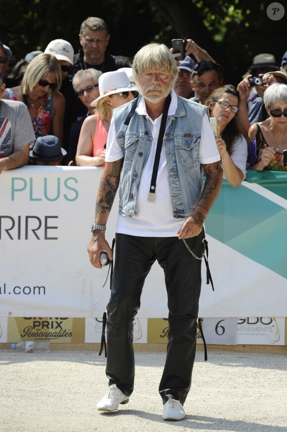 Le chanteur Renaud lors du tournoi de pétanque "Grand Prix des Personnalités" à L'Isle-sur-la-Sorgue le 24 juin 2017, dont il était le parrain. © Eric Etten / Bestimage