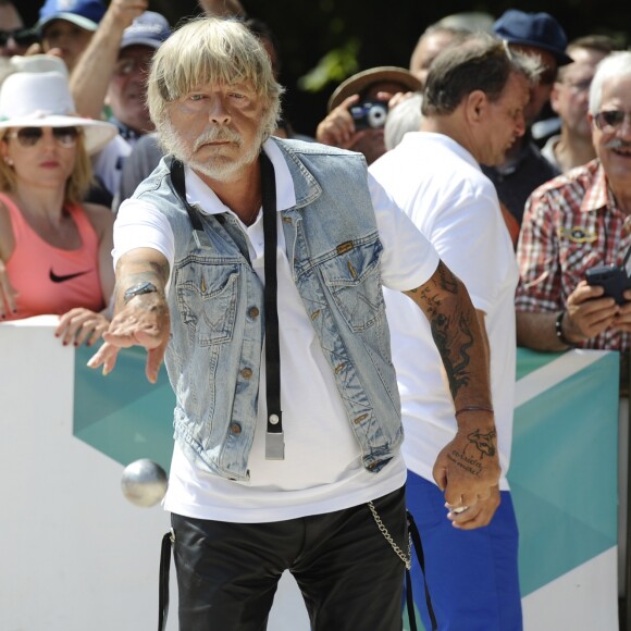 Le chanteur Renaud lors du tournoi de pétanque "Grand Prix des Personnalités" à L'Isle-sur-la-Sorgue le 24 juin 2017, dont il était le parrain. © Eric Etten / Bestimage