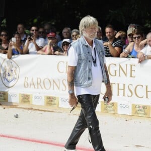 Le chanteur Renaud lors du tournoi de pétanque "Grand Prix des Personnalités" à L'Isle-sur-la-Sorgue le 24 juin 2017, dont il était le parrain. © Eric Etten / Bestimage