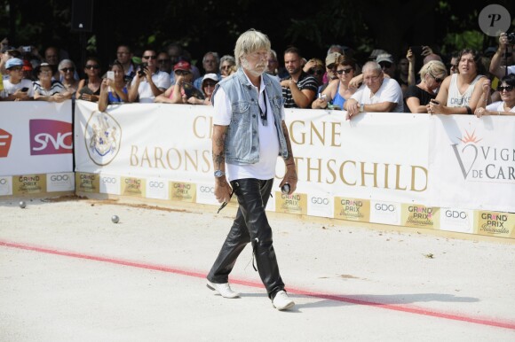 Le chanteur Renaud lors du tournoi de pétanque "Grand Prix des Personnalités" à L'Isle-sur-la-Sorgue le 24 juin 2017, dont il était le parrain. © Eric Etten / Bestimage