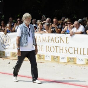 Le chanteur Renaud lors du tournoi de pétanque "Grand Prix des Personnalités" à L'Isle-sur-la-Sorgue le 24 juin 2017, dont il était le parrain. © Eric Etten / Bestimage