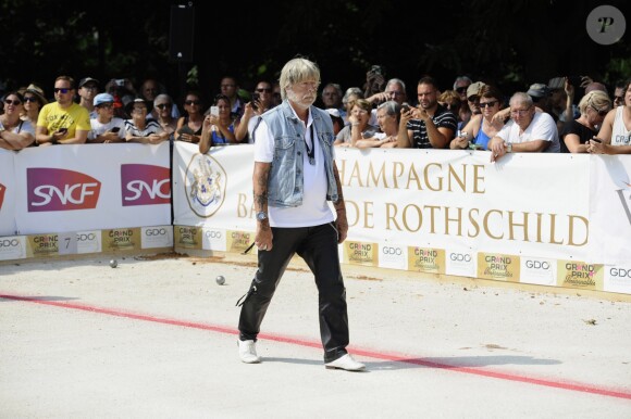 Le chanteur Renaud lors du tournoi de pétanque "Grand Prix des Personnalités" à L'Isle-sur-la-Sorgue le 24 juin 2017, dont il était le parrain. © Eric Etten / Bestimage