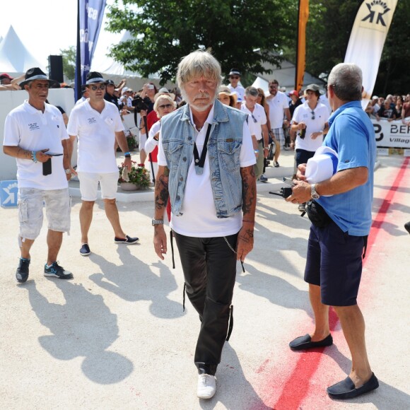 Le chanteur Renaud au tournoi de pétanque "Grand Prix des Personnalités" à L'Isle-sur-la-Sorgue le 24 juin 2017 © Eric Etten / Bestimage